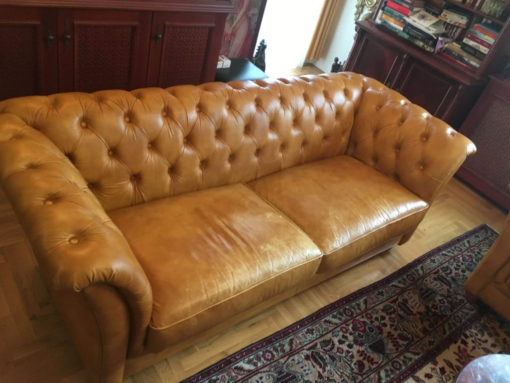 Chesterfield 3 személyes bőrkanapé felújítás előtt, kopott bőrfelülettel