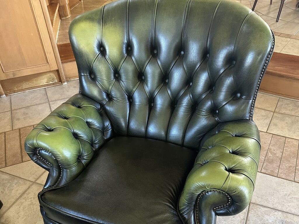 Zöld Chesterfield fotel új bőr ülőpárnával, eredeti gombozott háttámlával